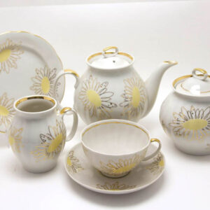 Tea service Dulevo "Golden Daisies" 21 pieces for 6 people. Hand painted white, trimmed with 24-carat gold accents.