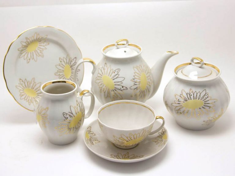 Tea service Dulevo "Golden Daisies" 21 pieces for 6 people. Hand painted white, trimmed with 24-carat gold accents.