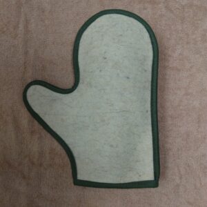 Mitten of 100% sheep wool for used while visiting baths and saunas.