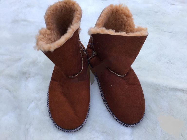 size:13 (43rus).UGG for men's and women's from sheepskin with fur lapel and thick rubber sole cover.