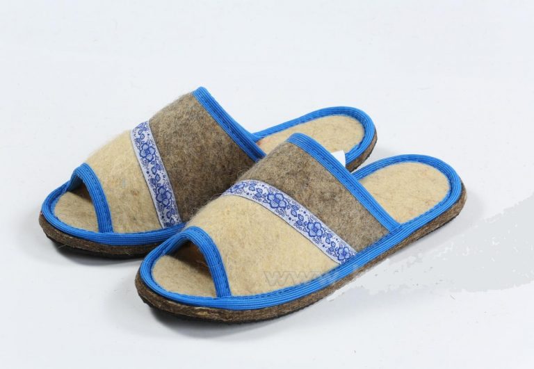 Buy in Canada indoor home shoes from natural wool in Kalyna russian gift store size:11(41rus). Slippers made of 100% natural Sheep wool with rubber soles.