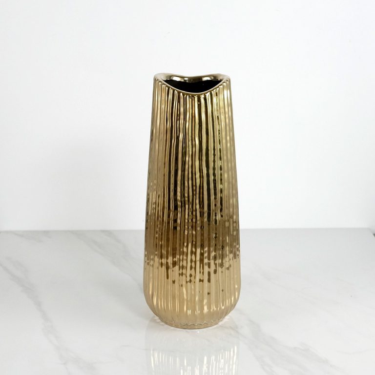"Gold" ceramic decorative vase.Dimension: Width: 11cm, Height 31cm. Gifts