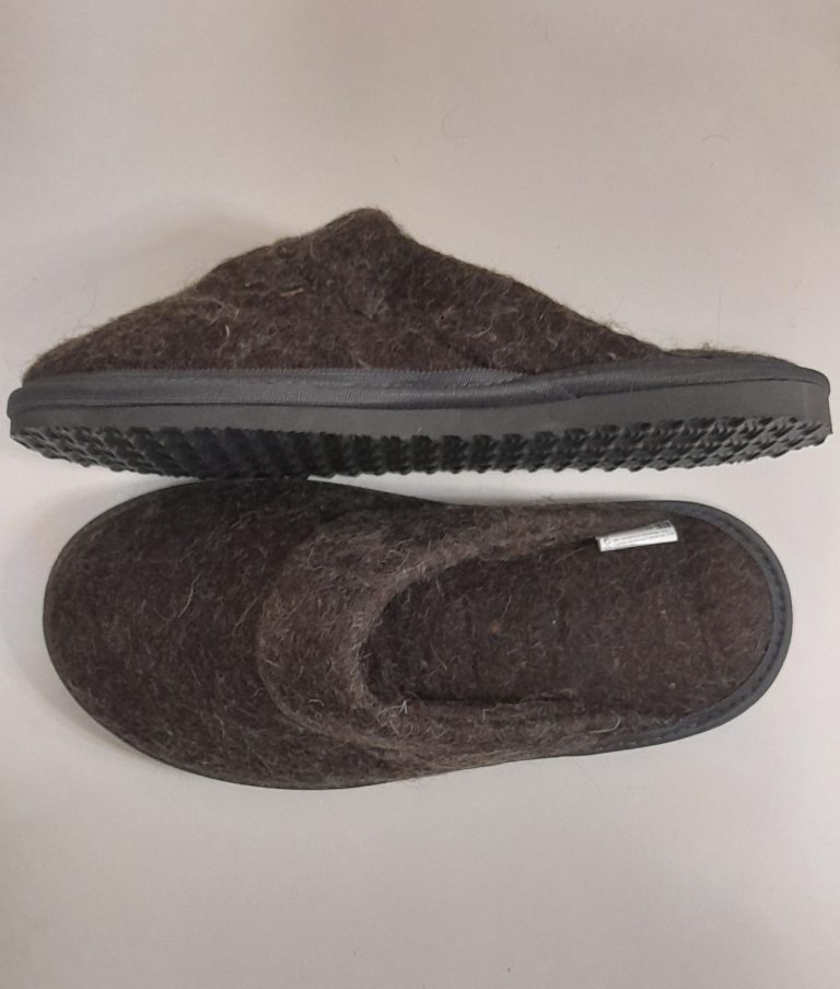 If you want to make a gift to a person dear to you - give slippers, and he will definitely appreciate your care size:9(39rus).Foot length: 24cm. Slippers made of 100% natural Sheep wool with thick soles