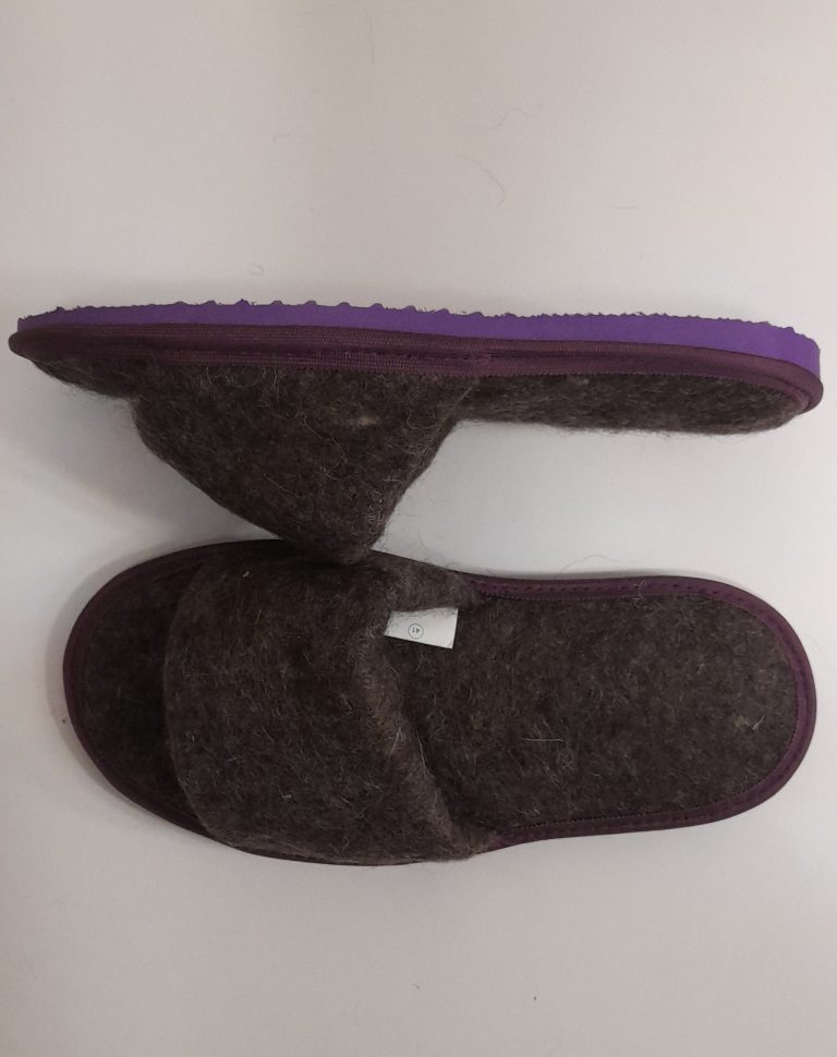 Natural Warm Slippers made of Sheep wool with thick soles buy in Kalyna store, Thornhill, Ontario size:10(40rus).Foot length: 26cm. Slippers made of 100% natural Sheep wool with thick soles