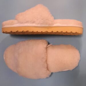 size:9(39).Foot length: 25.5cm. Slippers made of 100% natural Sheep wool with thick soles.