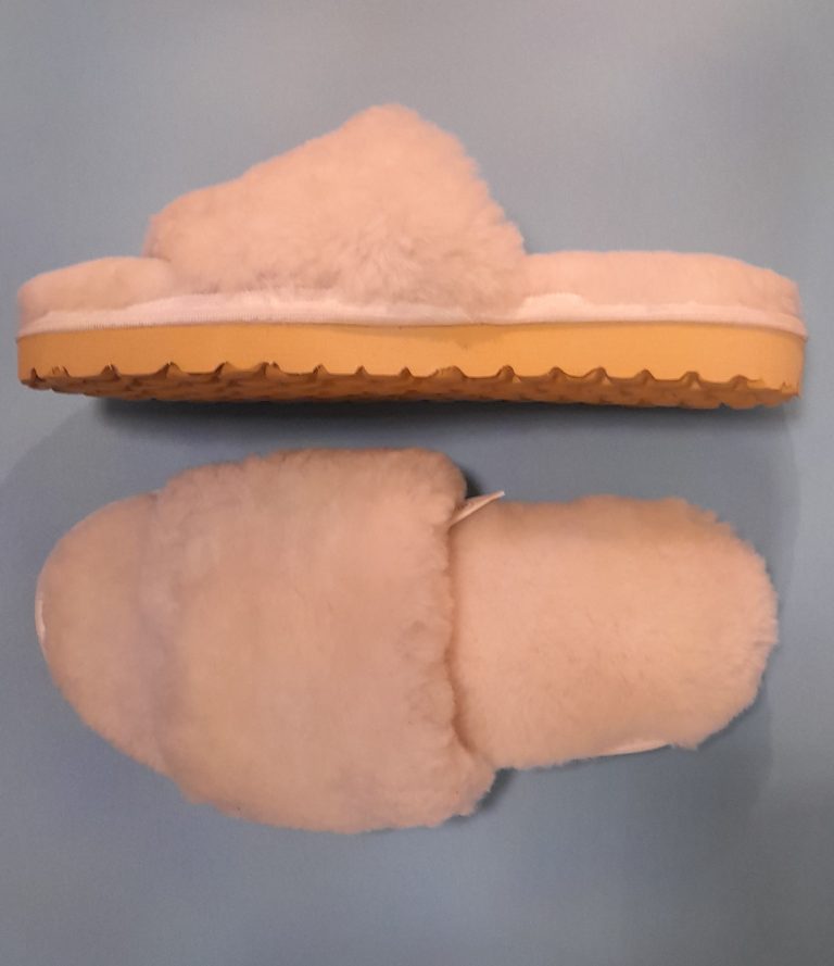 Slippers with polar fox will provide comfort to your feet and perfectly complement your unique look size:9(39).Foot length: 25.5cm. Slippers made of 100% natural Sheep wool with thick soles.