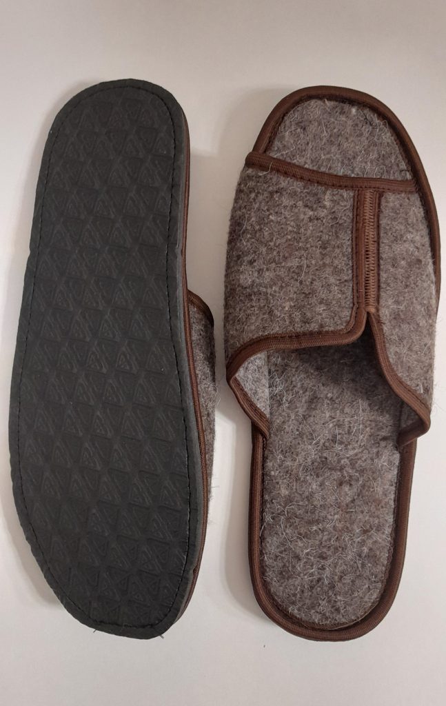 Тапочки домашние для мужчин из войлока на каучуковой подошве size:13(43rus).Foot length: 29 cm. Slippers made of felt with rubber soles