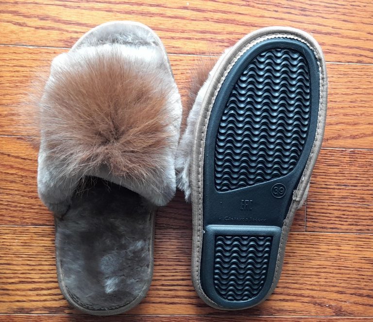 Sheep wool Slippers buy in Canada Thornhill Ontario Kalyna store size:9(39).Foot length: 25cm. Women's slippers Mouton with Pampon on rubben with Pampon on rubbr soles. The tone of the slippers may vary slightly.