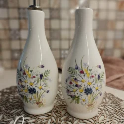 Set of bottles for oil or vinegar