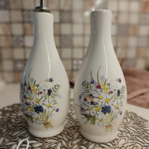 Set of bottles for oil or vinegar