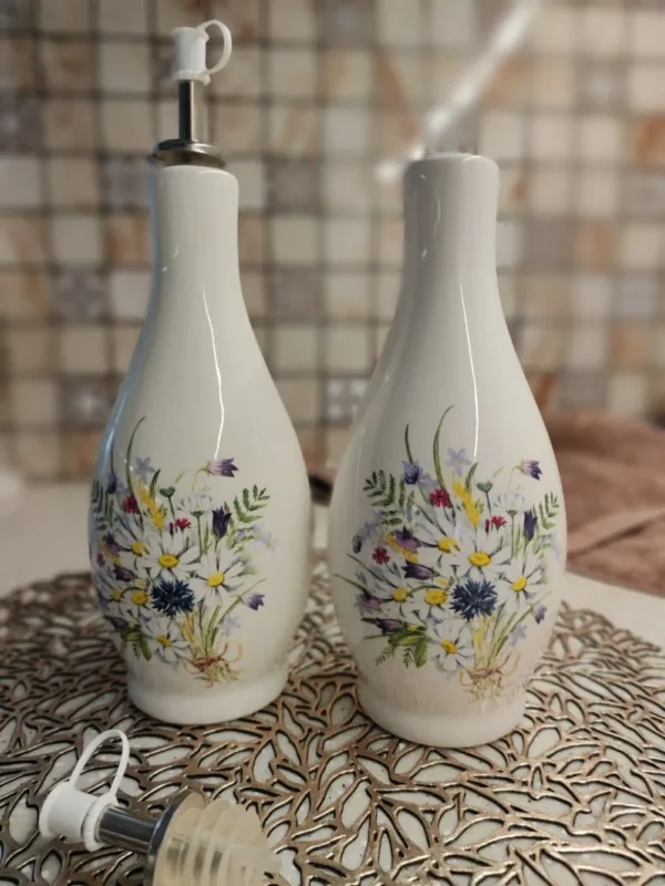 Set of bottles for oil or vinegar