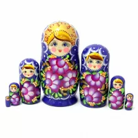 Russian Nesting Doll (Matryoshka) – 7 Pieces, 21 cm Tall – Hand-Painted Wooden Souvenir